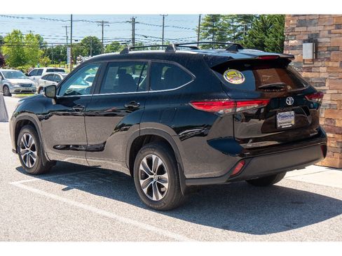 Used 2023 Toyota Highlander XLE AWD/4WD image 5
