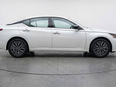 Used 2025 Nissan Altima 2.5 SV image 11