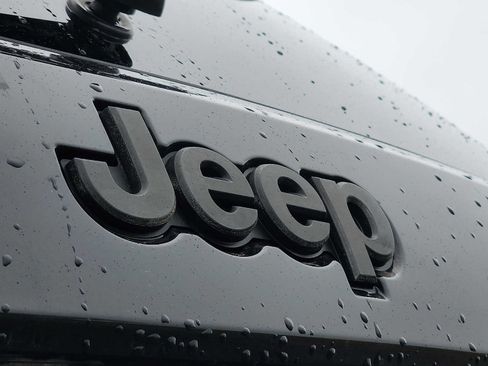 Certified 2021 Jeep Grand Cherokee Laredo X image 29