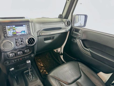 Used 2013 Jeep Wrangler Unlimited Sahara image 22