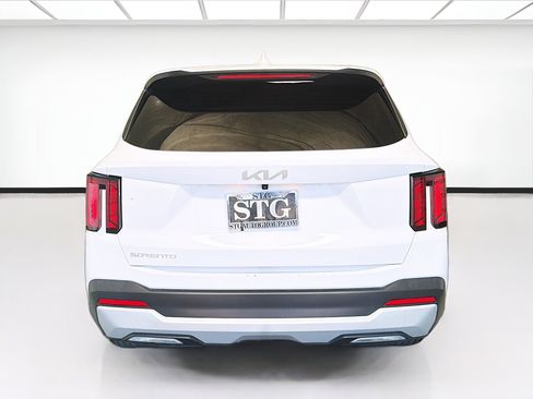 Used 2025 Kia Sorento LX FWD image 5