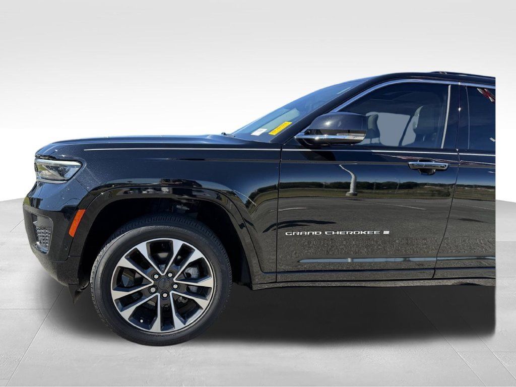 Used 2022 Jeep Grand Cherokee Overland w/ Luxury Tech Group IV RWD image 23