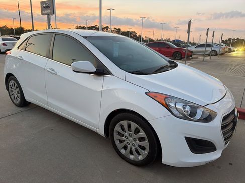 Used 2016 Hyundai Elantra GT image 2