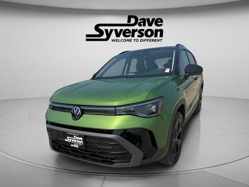 New 2025 Volkswagen Taos SE image 1