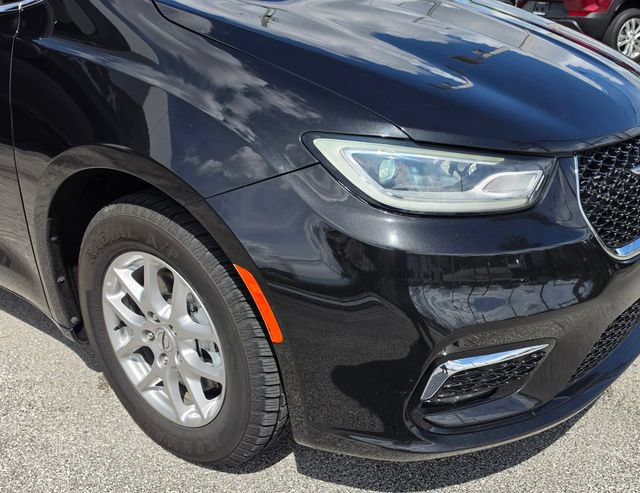 Used 2023 Chrysler Pacifica Touring-L FWD image 10