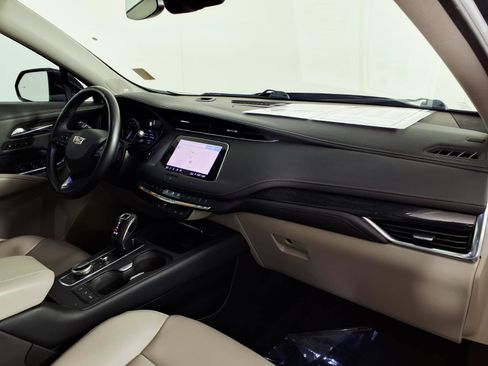 Used 2019 Cadillac XT4 Premium Luxury w/ Cold Weather Package FWD image 9