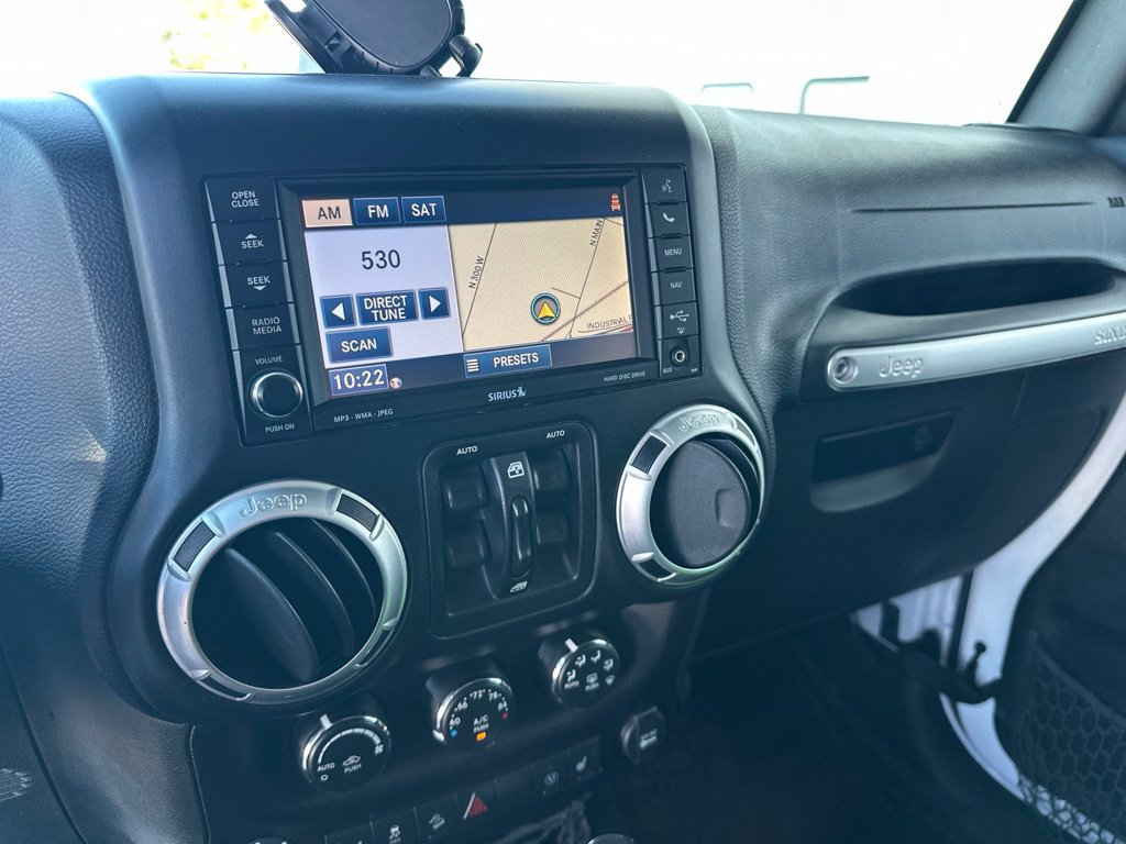 Used 2015 Jeep Wrangler Unlimited Rubicon w/ Connectivity Group AWD/4WD image 17