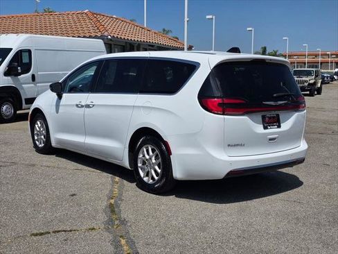 Certified 2024 Chrysler Pacifica Touring-L FWD image 6