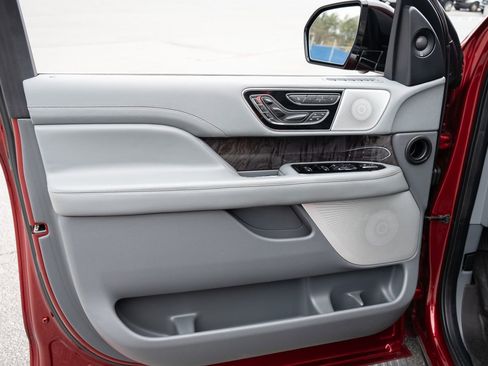 Used 2019 Lincoln Navigator Reserve image 17