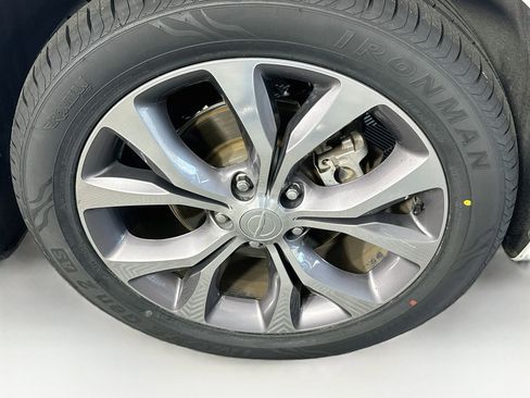Used 2020 Chrysler Pacifica Limited w/ Tire & Wheel Group FWD image 11