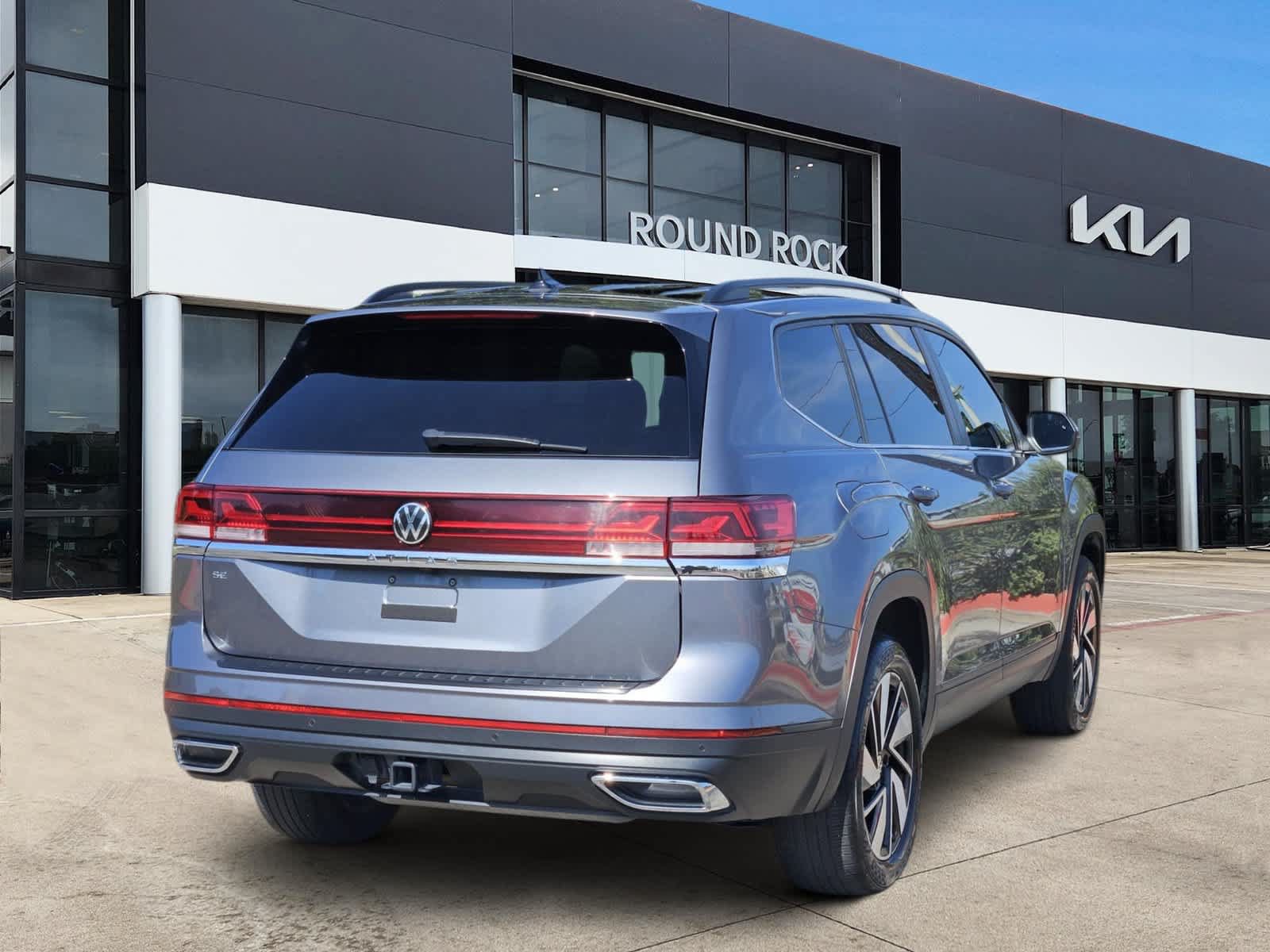 Used 2024 Volkswagen Atlas SE w/ Black Wheel Package FWD image 6