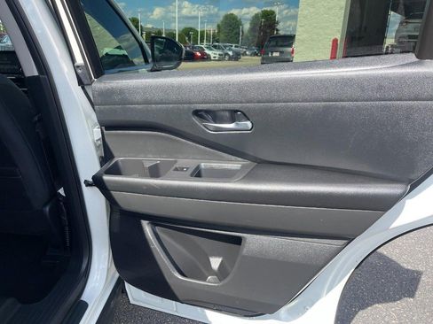 Used 2022 Nissan Pathfinder SV AWD/4WD image 17