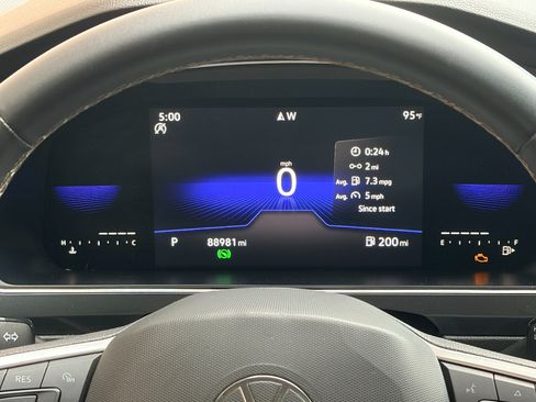 Used 2022 Volkswagen Tiguan SE w/ Panoramic Sunroof Package FWD image 16