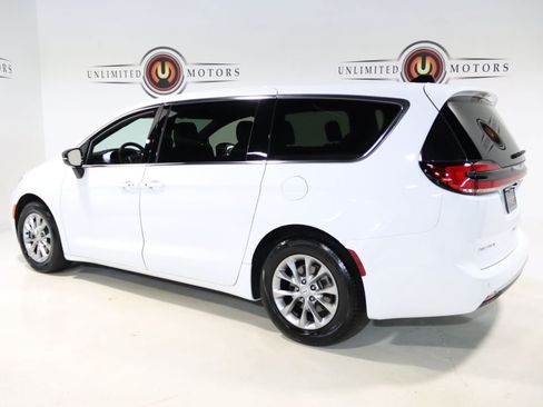Used 2026 Chrysler Pacifica Limited FWD image 3