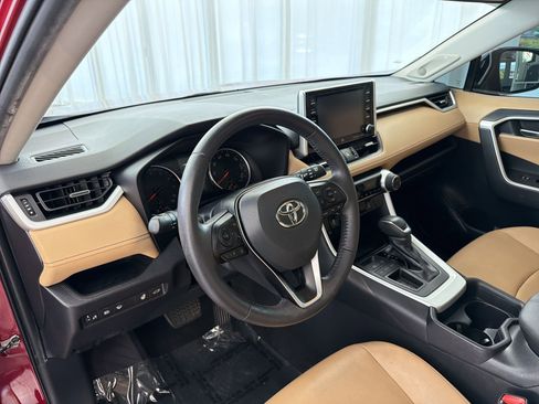 Used 2019 Toyota RAV4 XLE Premium FWD image 4