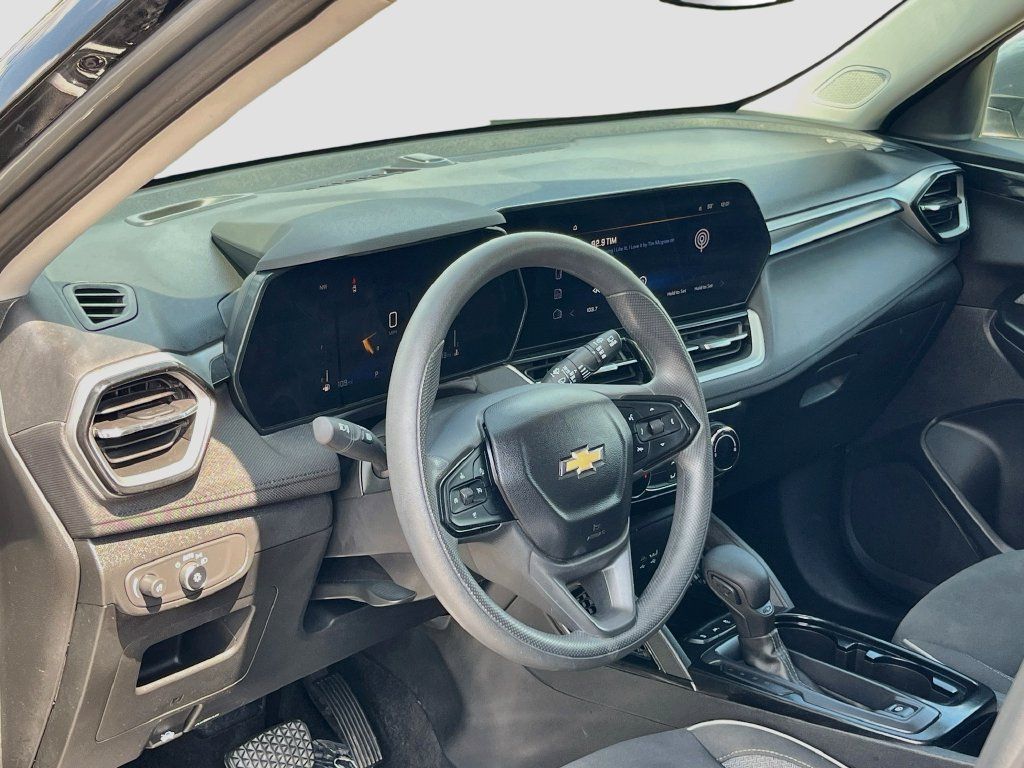 Used 2024 Chevrolet TrailBlazer LT w/ Driver Confidence Package FWD image 9