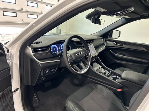 New 2025 Jeep Grand Cherokee Laredo w/ Luxury Tech Group I image 17