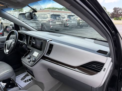 Used 2016 Toyota Sienna XLE FWD image 26