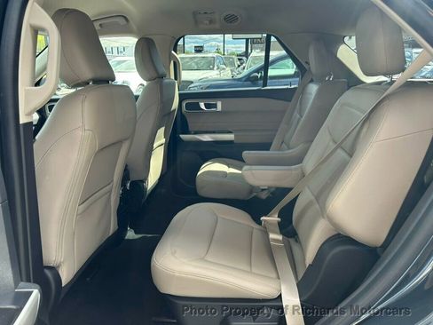 Used 2022 Ford Explorer XLT AWD/4WD image 17