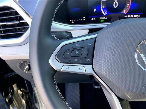 Certified 2025 Volkswagen Taos SE image 18