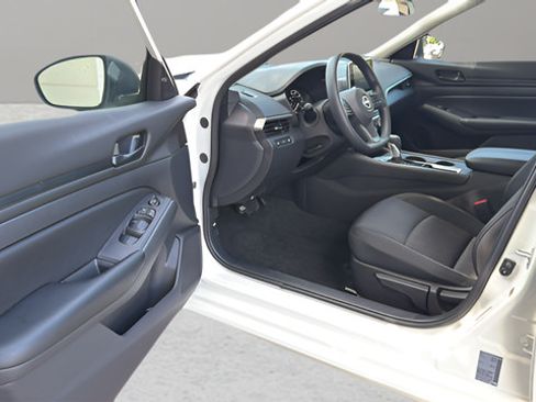 Used 2025 Nissan Altima 2.5 S FWD image 9