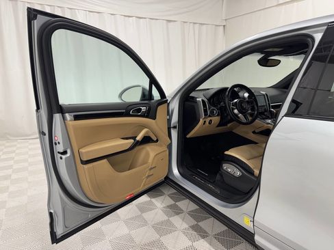 Used 2017 Porsche Cayenne Platinum Edition image 10
