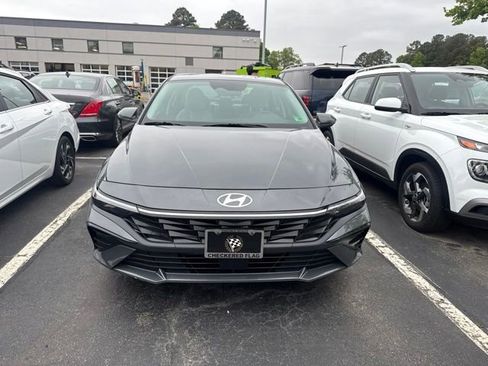 Certified 2025 Hyundai Elantra Limited FWD image 1