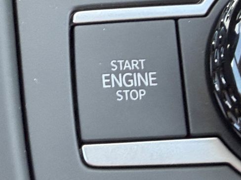 New 2026 Volkswagen Tiguan SE image 23