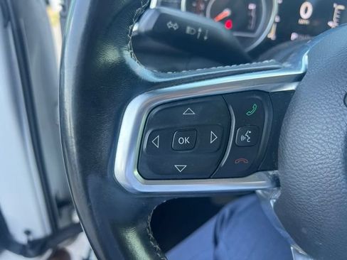 Used 2018 Jeep Wrangler Unlimited Sahara AWD/4WD image 9