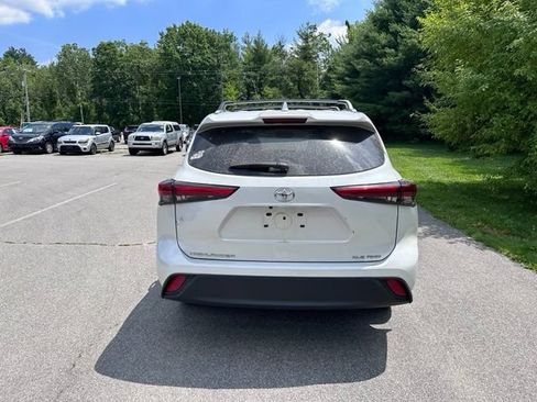 Used 2023 Toyota Highlander XLE AWD/4WD image 4