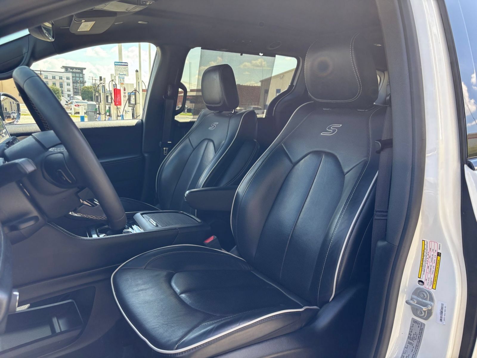 Used 2025 Chrysler Pacifica Limited FWD image 39