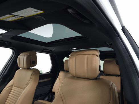 Used 2025 Land Rover Discovery Dynamic SE image 18