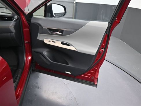 Used 2024 Toyota Venza XLE image 11