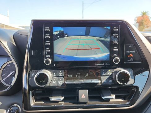 Used 2022 Toyota Highlander XLE image 24