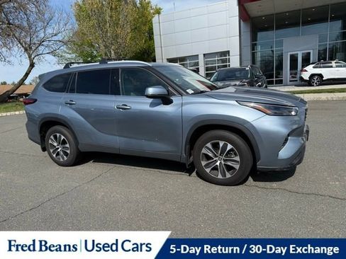 Used 2022 Toyota Highlander XLE AWD/4WD image 3