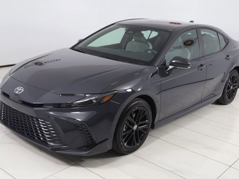 Used 2025 Toyota Camry SE image 19