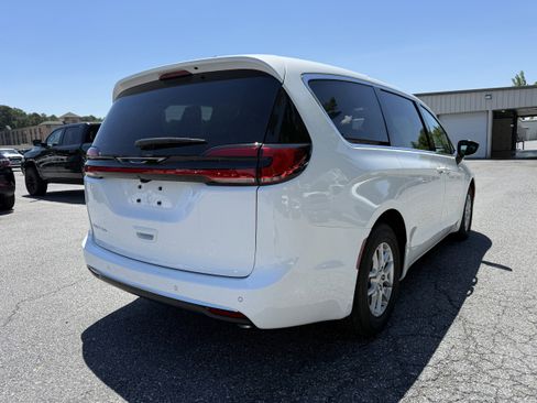 New 2027 Chrysler Pacifica Select FWD image 8