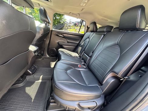 Used 2021 Toyota Highlander XLE AWD/4WD image 20