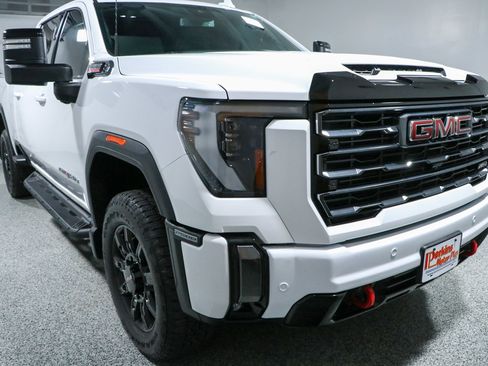 Used 2024 GMC Sierra 2500 AT4 AWD/4WD image 5