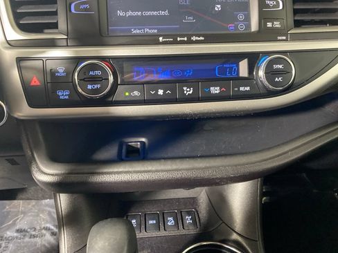 Used 2019 Toyota Highlander SE AWD/4WD image 23
