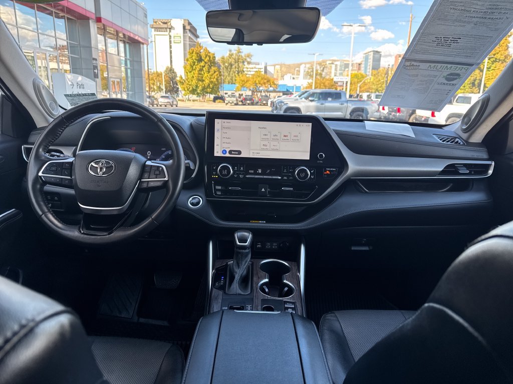 Used 2024 Toyota Highlander Limited AWD/4WD image 12