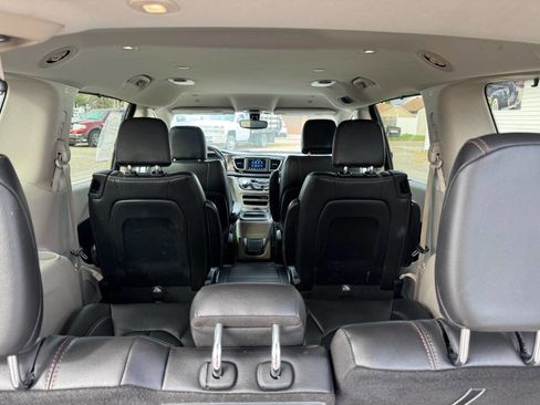 Used 2019 Chrysler Pacifica Touring-L image 12