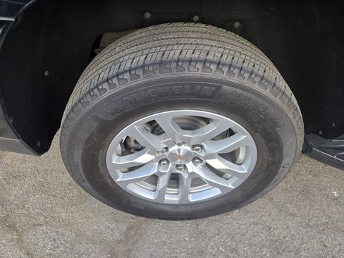 Used 2024 Chevrolet Suburban LT image 32