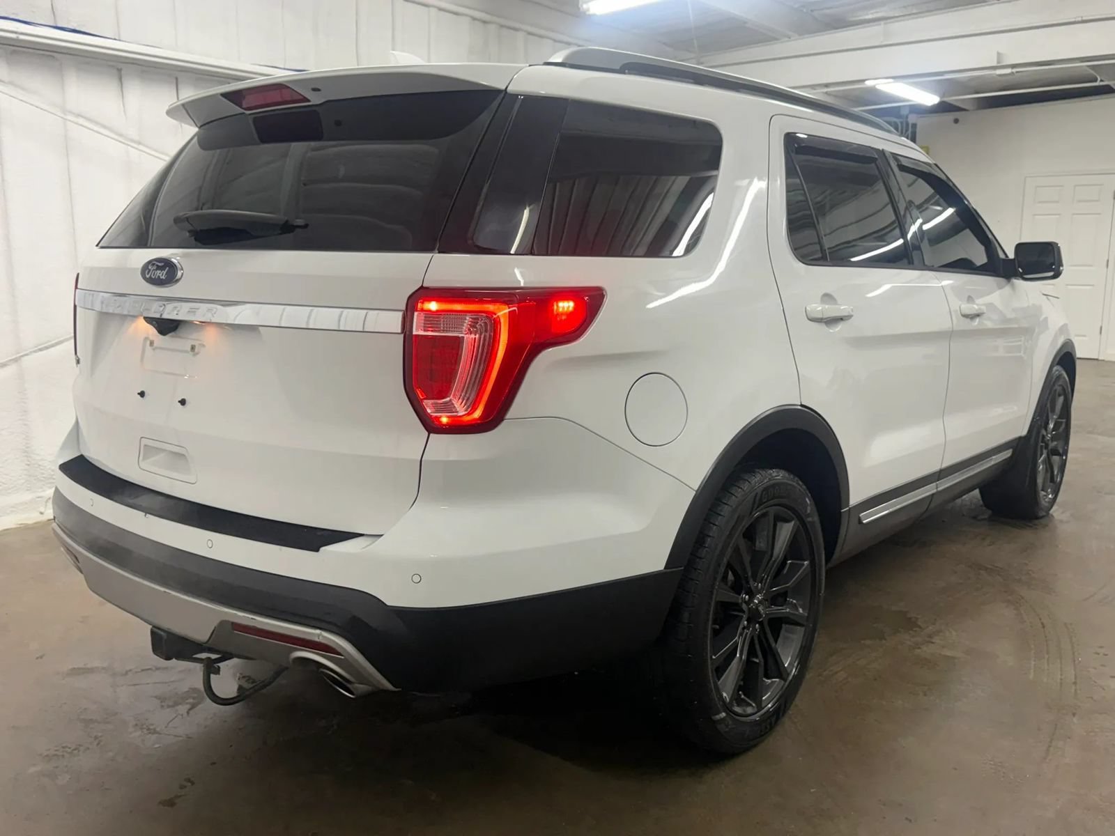 Used 2017 Ford Explorer XLT w/ Equipment Group 202A FWD image 5