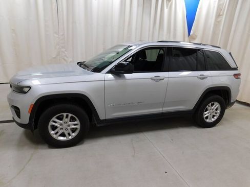Used 2022 Jeep Grand Cherokee Laredo image 2