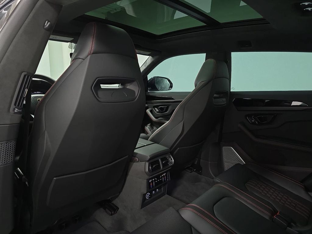 Used 2025 Lamborghini Urus SE AWD/4WD image 27