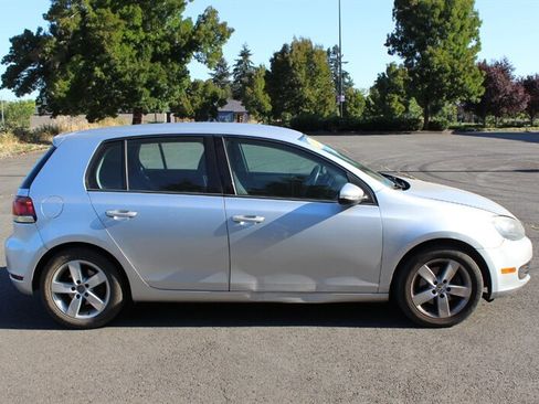 Used 2010 Volkswagen Golf 4-Door FWD image 5