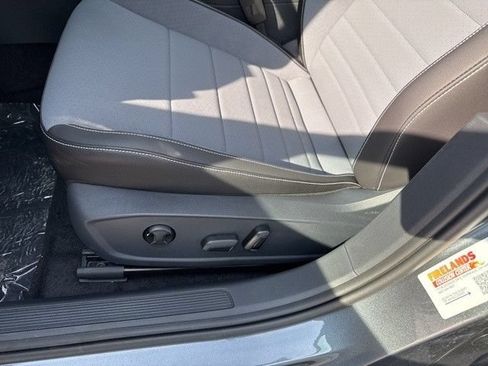 Used 2025 Volkswagen Jetta SE FWD image 13