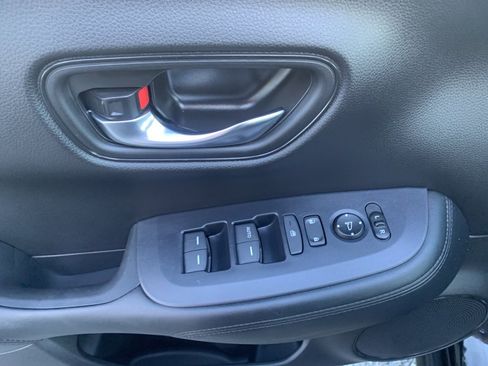 Used 2023 Honda HR-V LX image 9