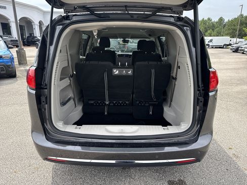 Used 2019 Chrysler Pacifica Touring Plus w/ Advanced Safetytec Group FWD image 19